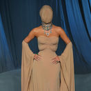 Kim Kardashian prišla na slávnostný večer v kreácii Maison Margiela Couture.