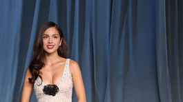 Speváčka Olivia Rodrigo prišla v kreácii Armani Privé. 