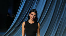 Topmodelka Kendall Jenner prišla v róbe The Row. 