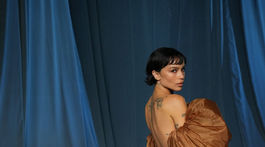 Zoë Kravitz v róbe z dielne Saint Laurent. 