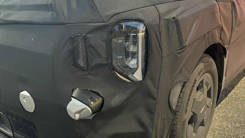 Pod prednou kamuflážou vykúkajú vertikálne...