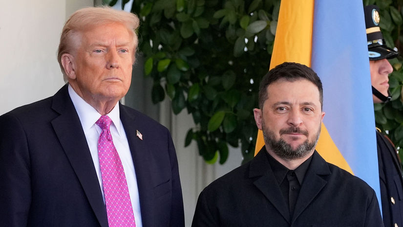 Americký prezident Donald Trump (vľavo) a...