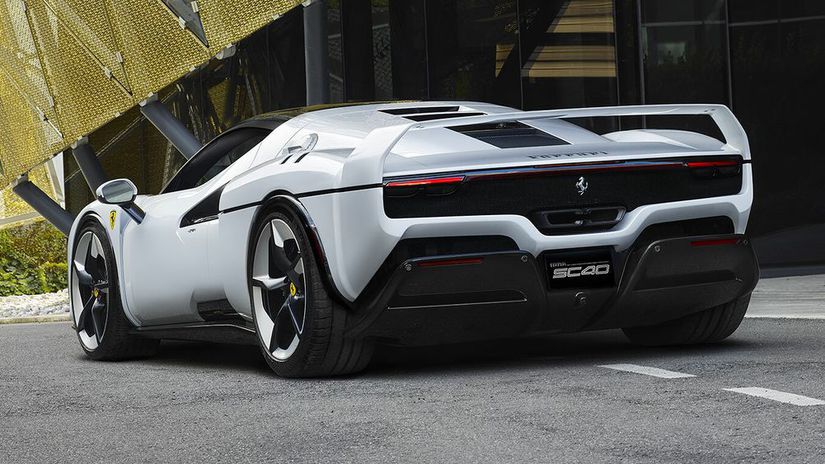 Asi najmarkantnejšou paralelou s F40 je pevné...