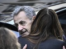 Posledné objatie Nicolasa Sarkozyho a jeho manželky Carly Bruni-Sarkozy.