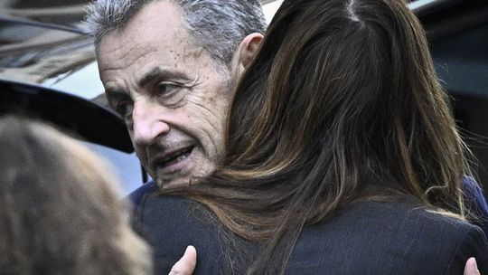 Sarkozymu hrozí tvrdý pád: prokuratúra žiada sedem rokov väzenia a zákaz návratu do politiky