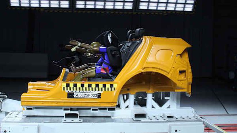 Sedačky museli zvládnuť aj náročný nárazový...