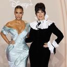 Kim Kardashian (vľavo) a jej mama Kris Jenner