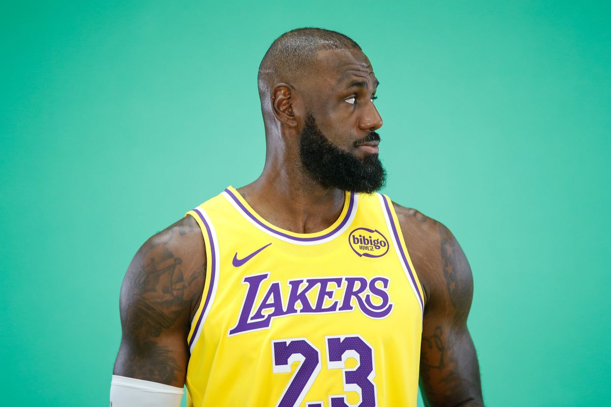 40-ročný LeBron James na tímovom fotení LA...
