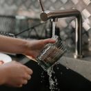 voda pohár vodovodný kohútik vodné