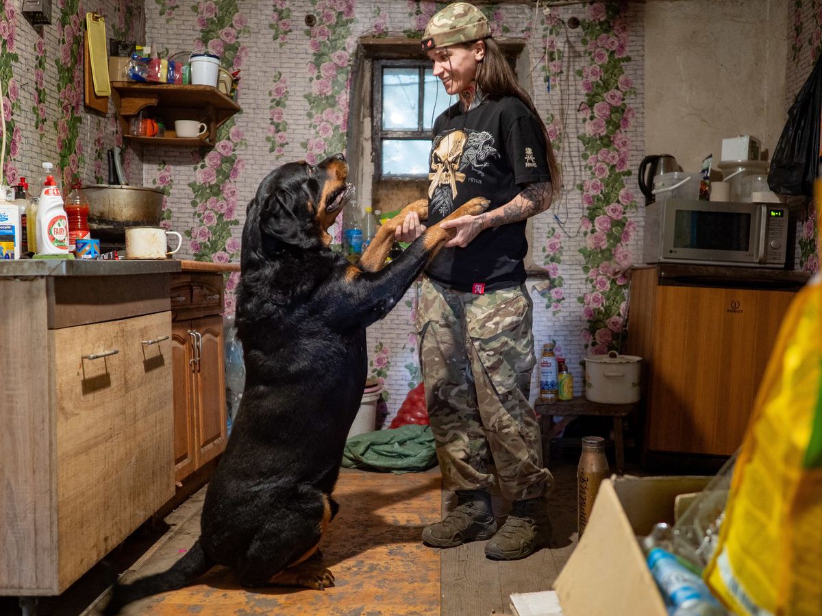Ukrajinská vojačka, operátorka dronov v...