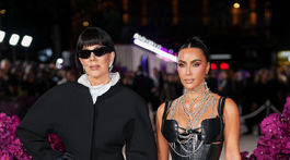 Výkonné producentky Kris Jenner (vľavo) a jej...