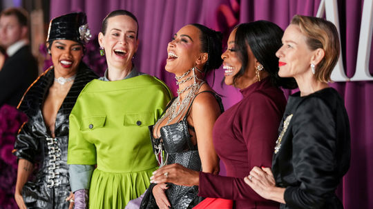 Na londýnskej premiére seriálu Všetko je...