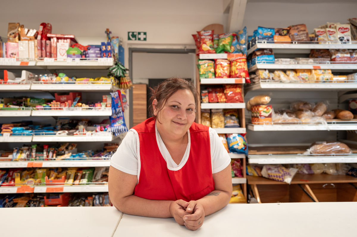 Hrdá a pracovitá Anna Pačajová pri pulte...