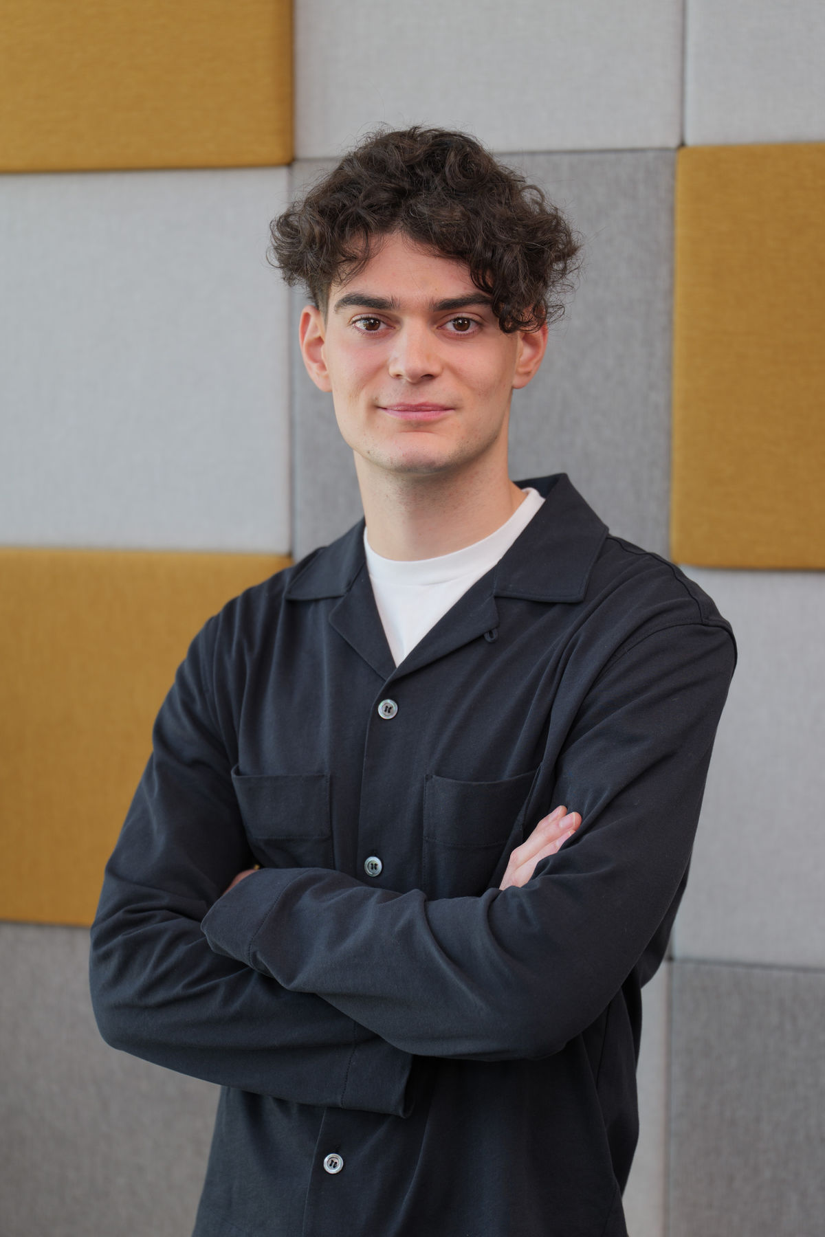 Herec Josef Trojan na návšteve redakcie Pravdy. 