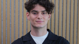 Herec Josef Trojan na návšteve redakcie Pravdy. 