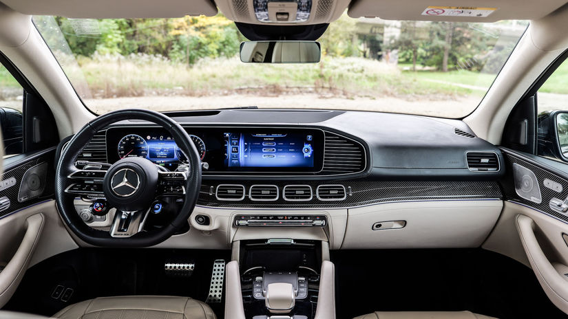 Interiér je vskutku brilantný. Spája totálny...