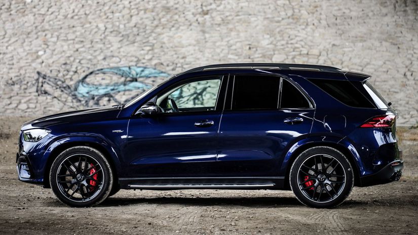 Dvadasaťdva-palcové kované disky AMG sú za...