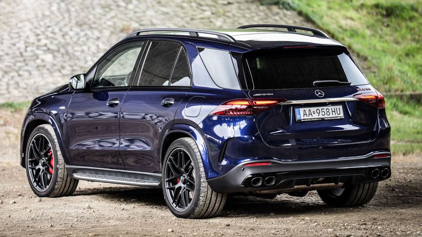 Dva páry výfukov a červený nápis GLE 53 taja,...
