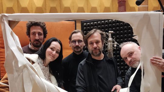 Herci pri nahrávaní rozhlasovej hry Dorian...