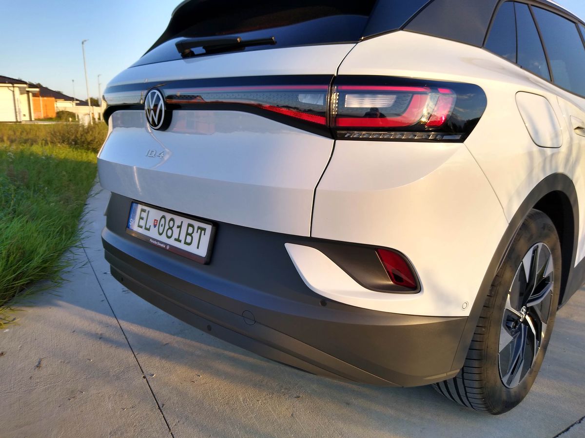 Prednú aj zadnú časť charakterizuje línia,...