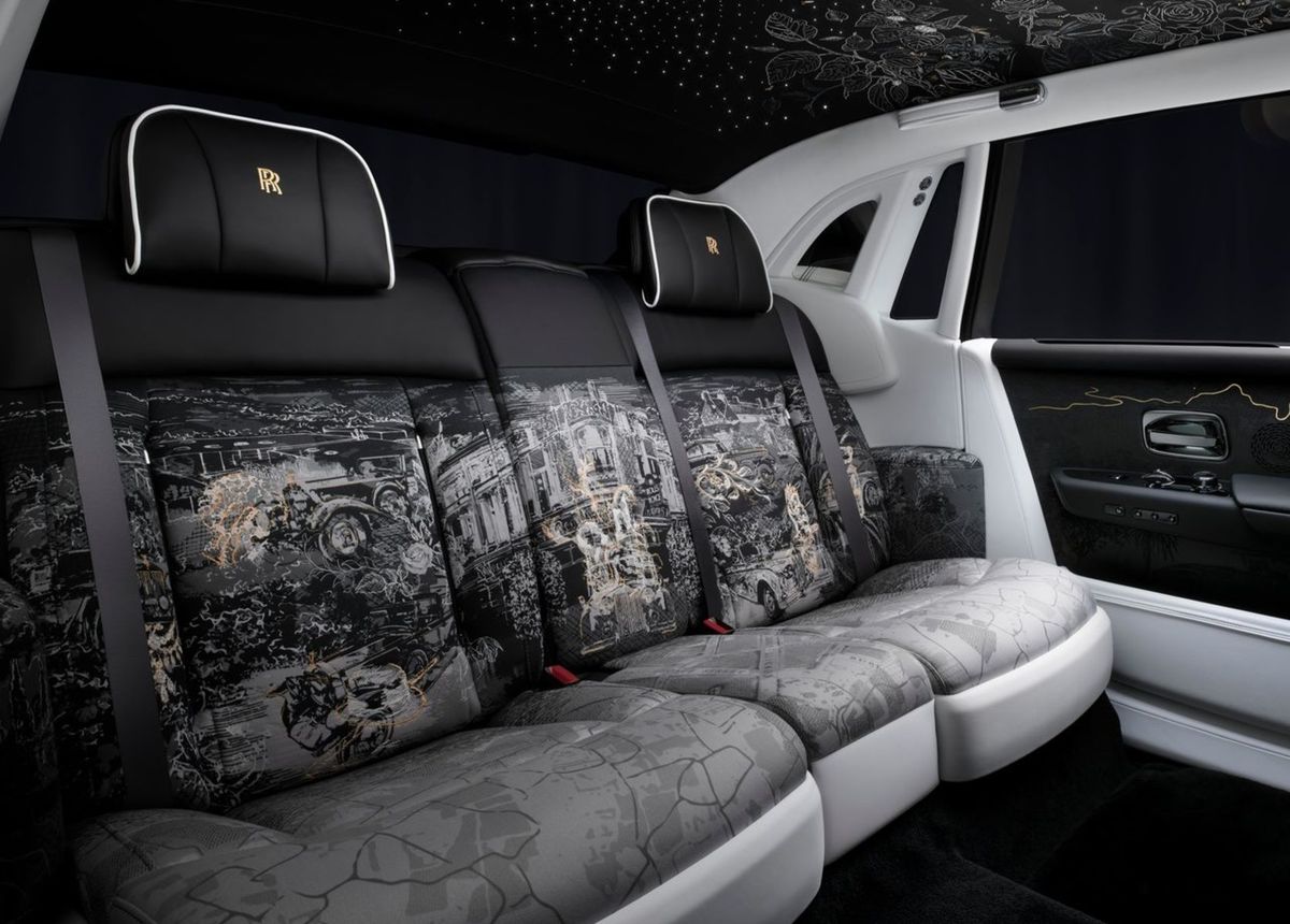 Zadné sedadlá sú čalúnené prvotriednou tkaninou...