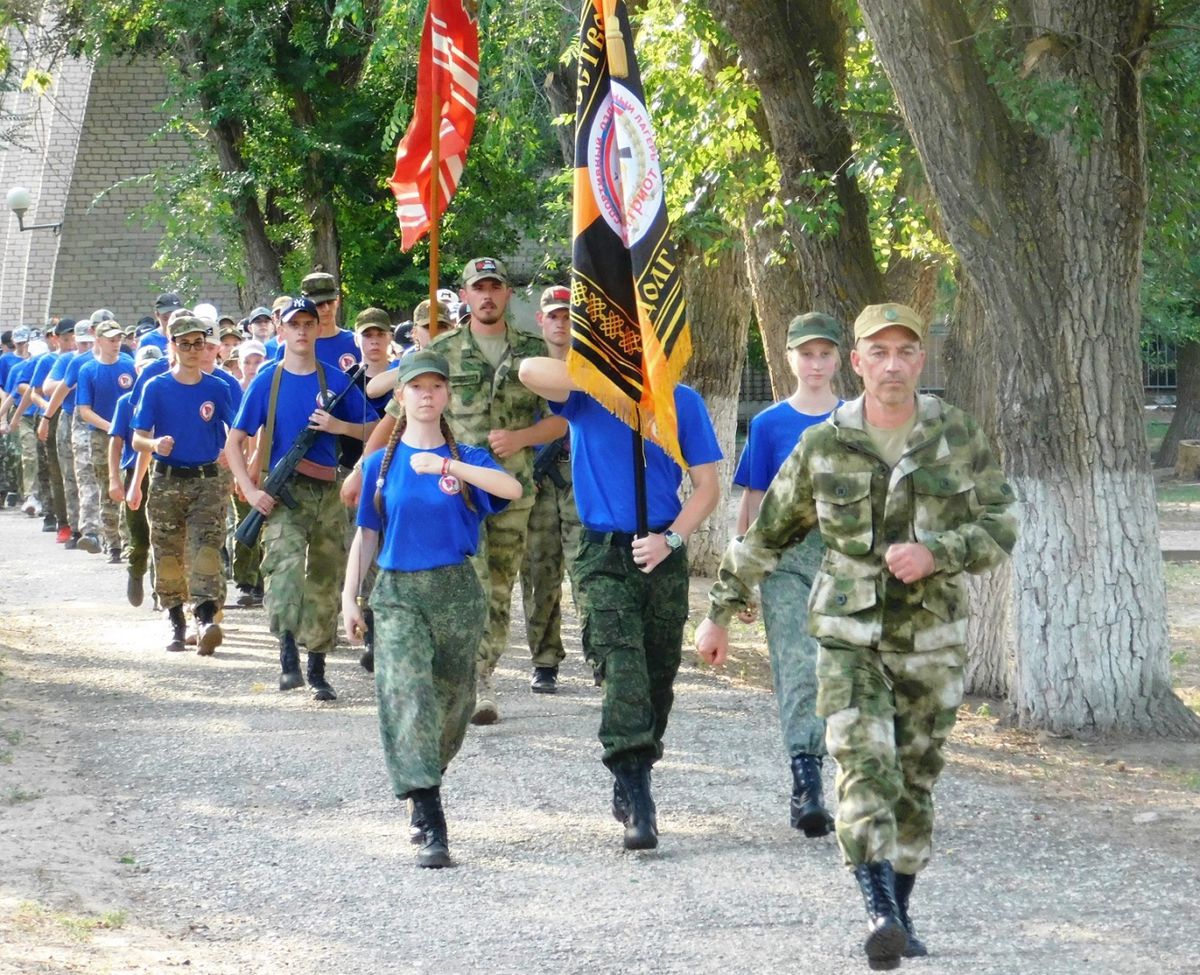 Pohľad na pochodujúcu mládež v ruskom tábore...