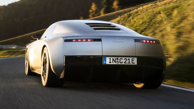 Impozantná zadná časť zaujme absentujúcim...