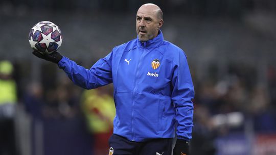 Chytal za Real Madrid, so Španielmi získal tituly na MS či ME. Španielsko trúchli za bývalým brankárom