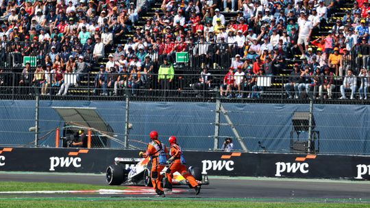 Centimetre od tragédie. Šokovaný pilot F1 takmer zrazil dvoch traťových maršálov