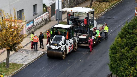 „Svetová“ cesta a prvá a svojho druhu na Slovensku vzniká v Malinove. Čo pridali do asfaltu?
