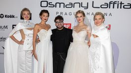 Dizajnér Osmany Laffita so svojimi modelkami vo...