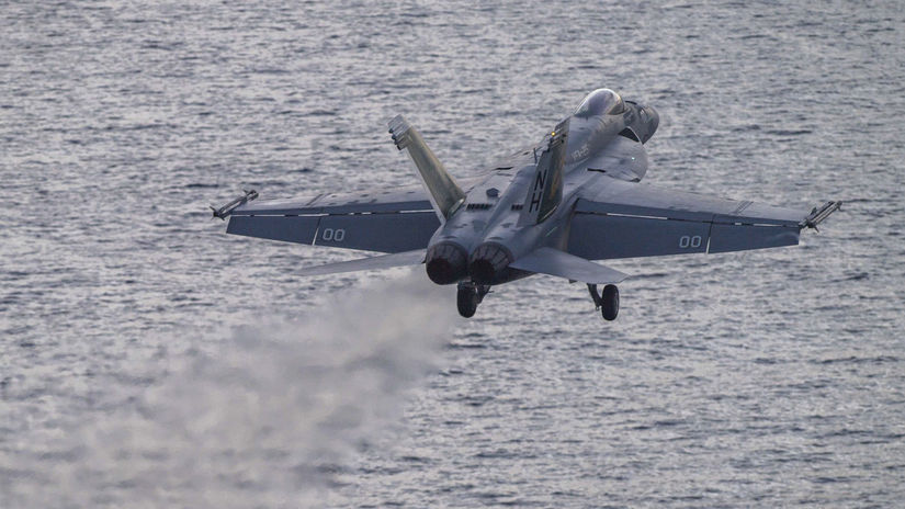 Stíhačka F/A-18 Super Hornet vzlieta z letovej...