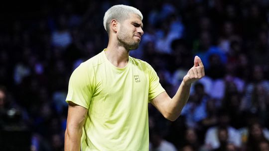 Senzácia v Paríži. Alcaraz skončil už v 2. kole, post svetovej jednotky "ponúkol" Sinnerovi