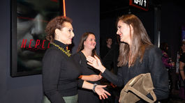 Herečka Zuzana Mauréry (vľavo) sa zdraví s Hanou Rapantovou.