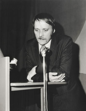 Dušan Kállay preberá Grand Prix BIB '83.