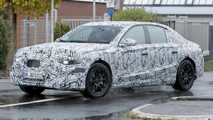 Ani masívna kamufláž nedokáže zakryť novú...