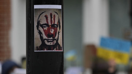 Putin panikári a odporcov obviňuje z prípravy prevratu. Rusko sa začína rútiť, píše The Daily Telegraph