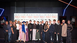 Tvorivý štáb filmu Nepela na slávnostnej premiére. 