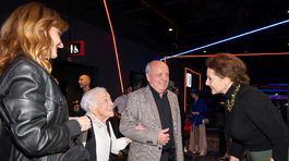 Zuzana Mauréry sa zdraví s rodinou Landlovcov. 