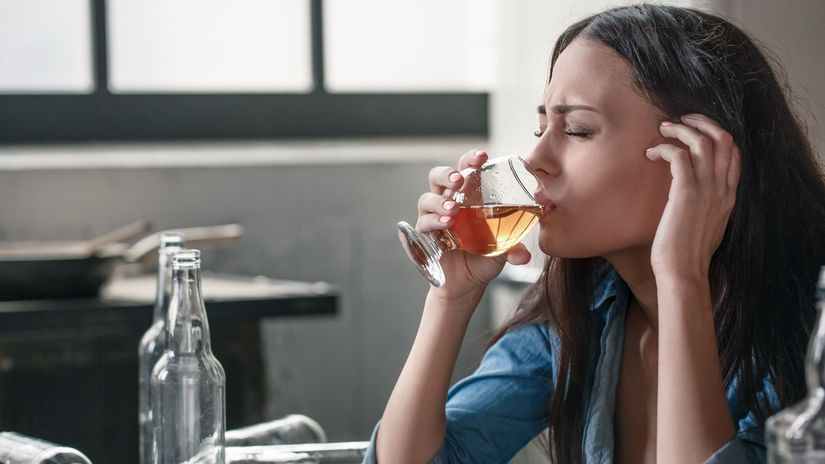 alkolizmus, pitie alkoholu, žena, alkoholička