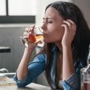 alkolizmus, pitie alkoholu, žena, alkoholička