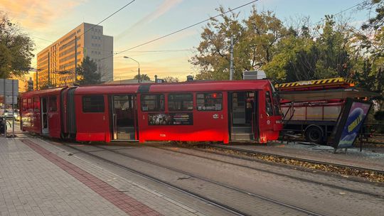 V Bratislave sa vykoľajila električka, blokuje dva jazdné pruhy