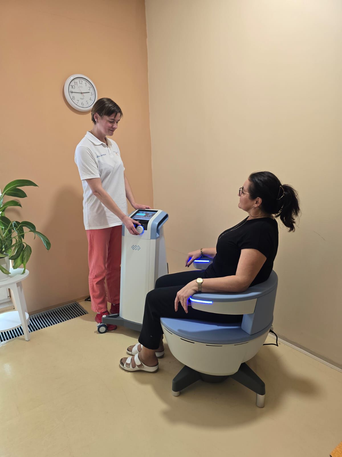 MUDr. Katarína Bartková s pacientkou sediacou...