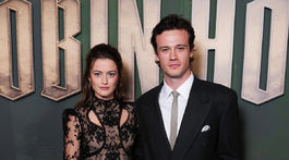 Herci Lauren McQueen a Jack Patten spoločne pózujú fotografom na premiére. 