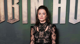 Herečka Lauren McQueen na premiére seriálu Robin Hood.