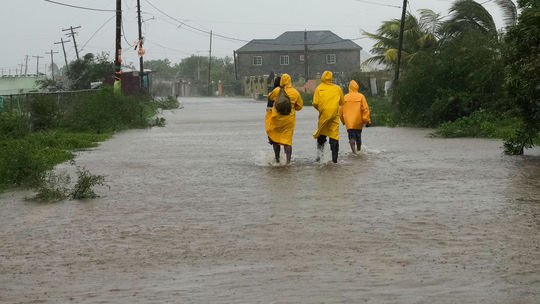 Ničivá Melissa spustošila Jamajku, vzduchom lietali strechy i stromy. Haiti hlási obete. Hurikán sa rúti na Kubu