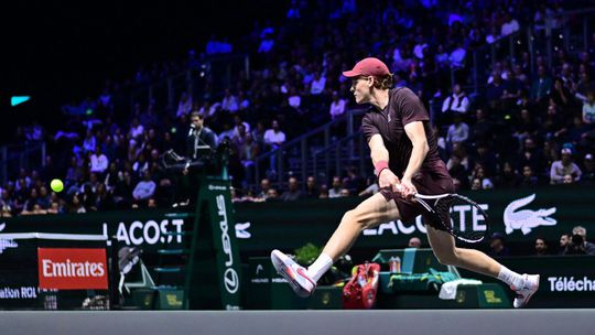 Ďalšie prekvapenie v Paríži, Nemec Altmaier poslal domov nasadenú osmičku. Hladký postup pre Sinnera