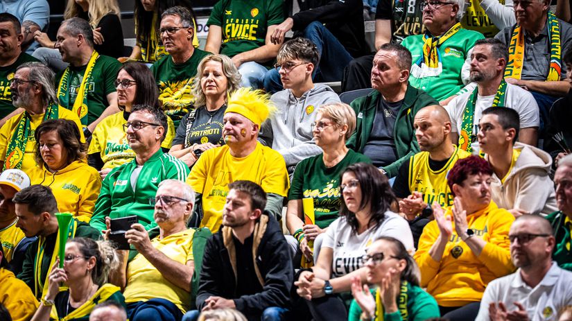 Levice hnalo vpred viac než tritisíc fanúšikov.