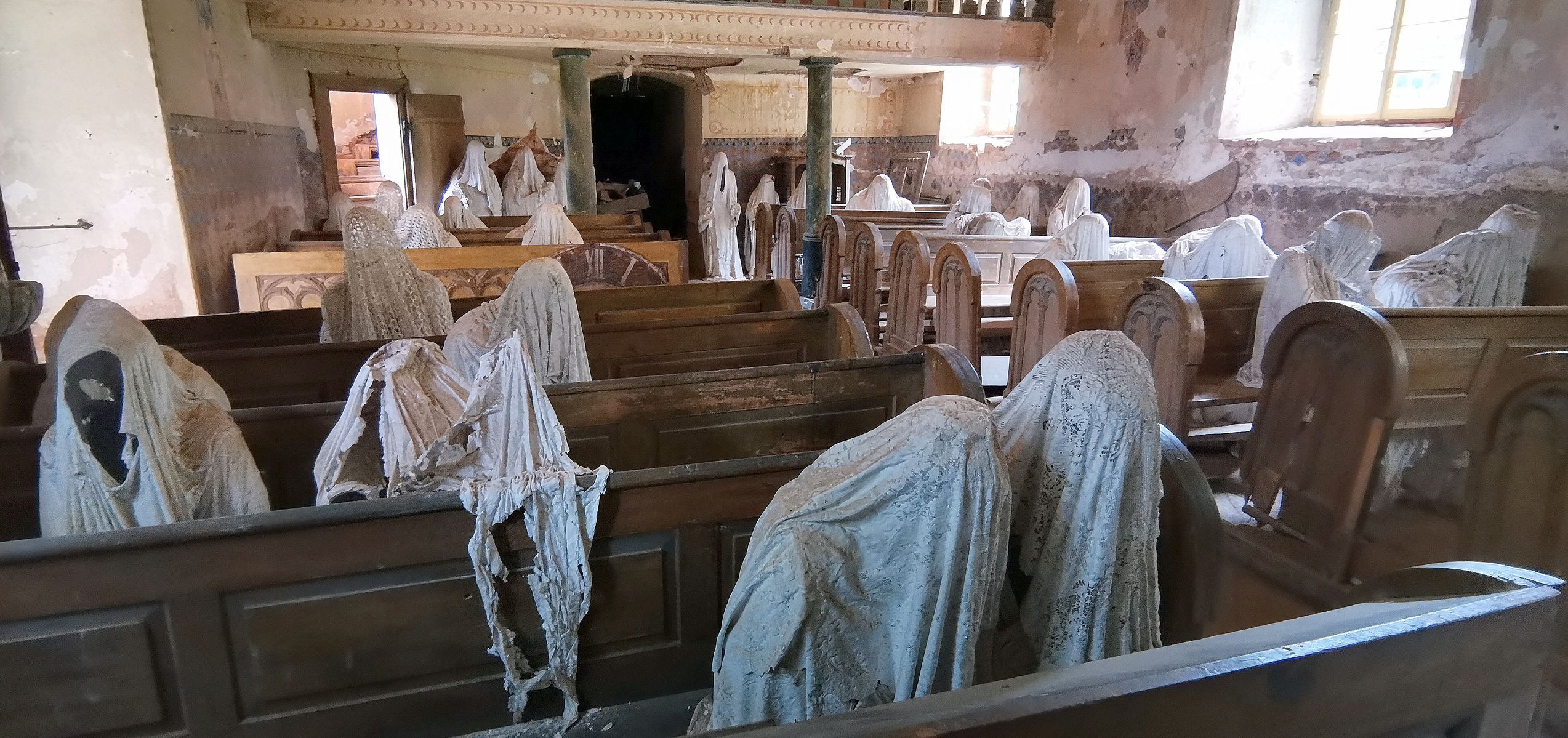 Tridsaťdva bielych postáv rozmiestnených po...