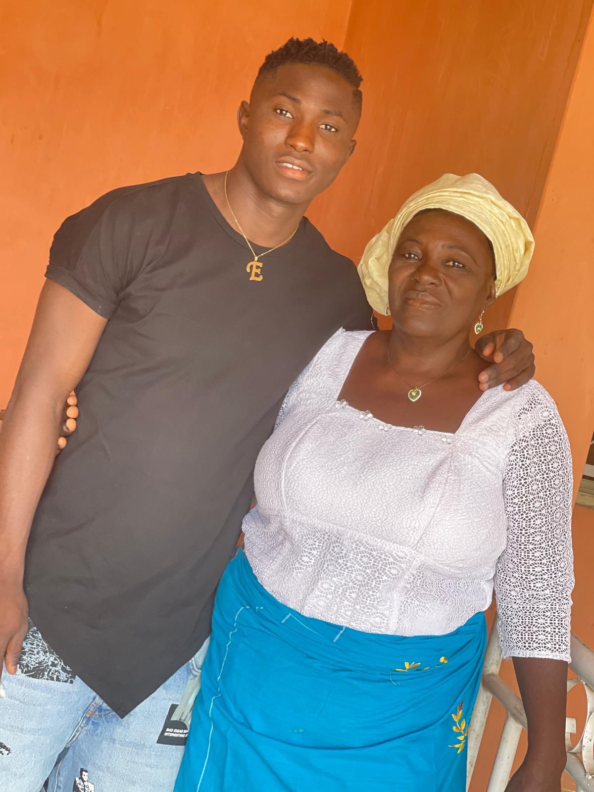 Mathew Yakubu a jeho milovaná mama.